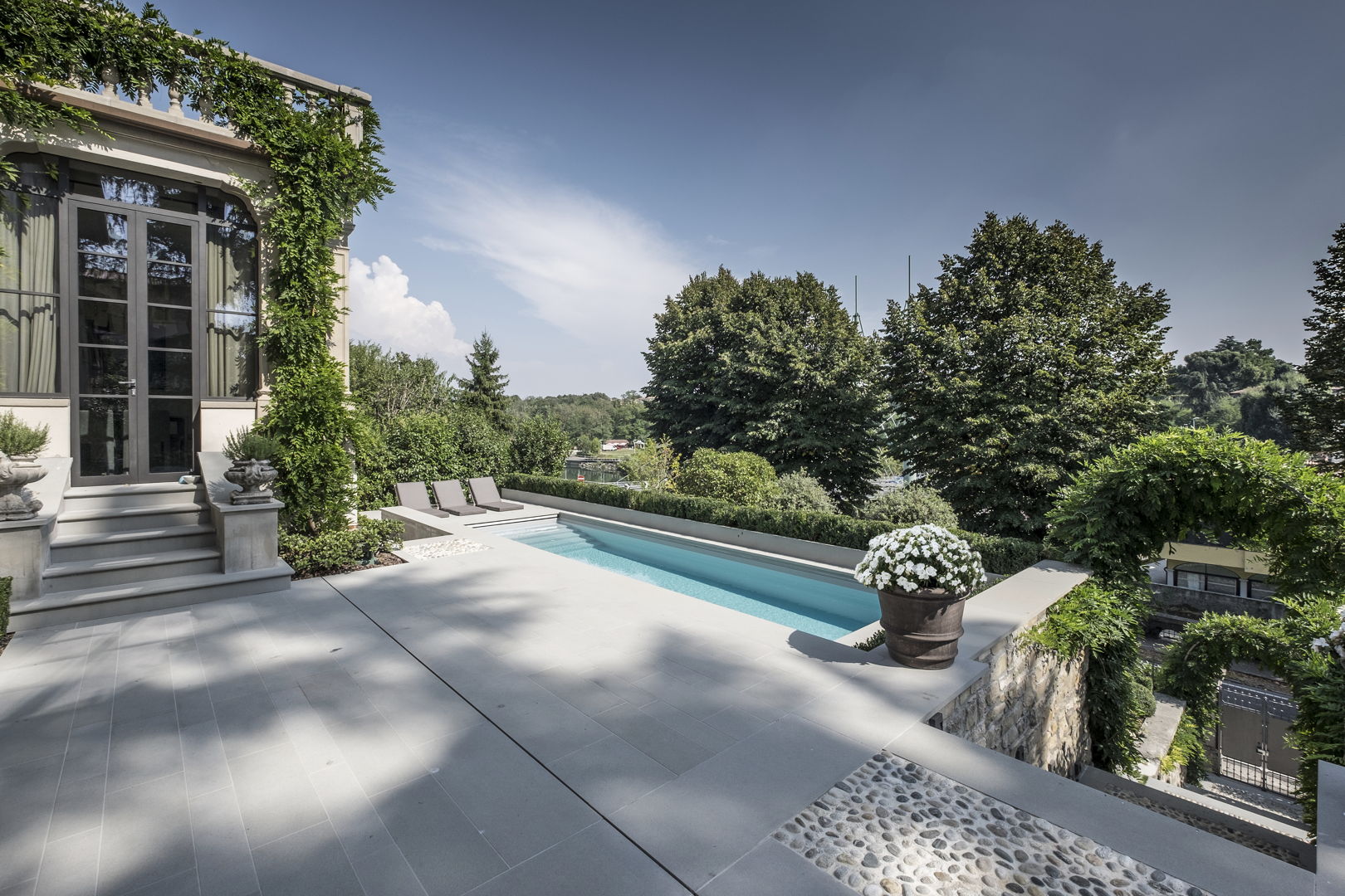 realizzazione di progetto di Giardino terrazzato in riva al fiume Oglio