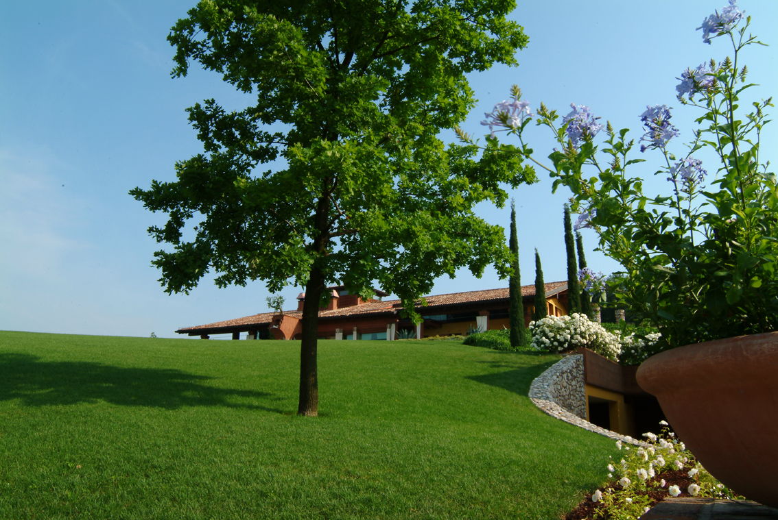 Realizzazione giardino per casa di campagna a Castiglione delle Stiviere MN - San Benedetto Group