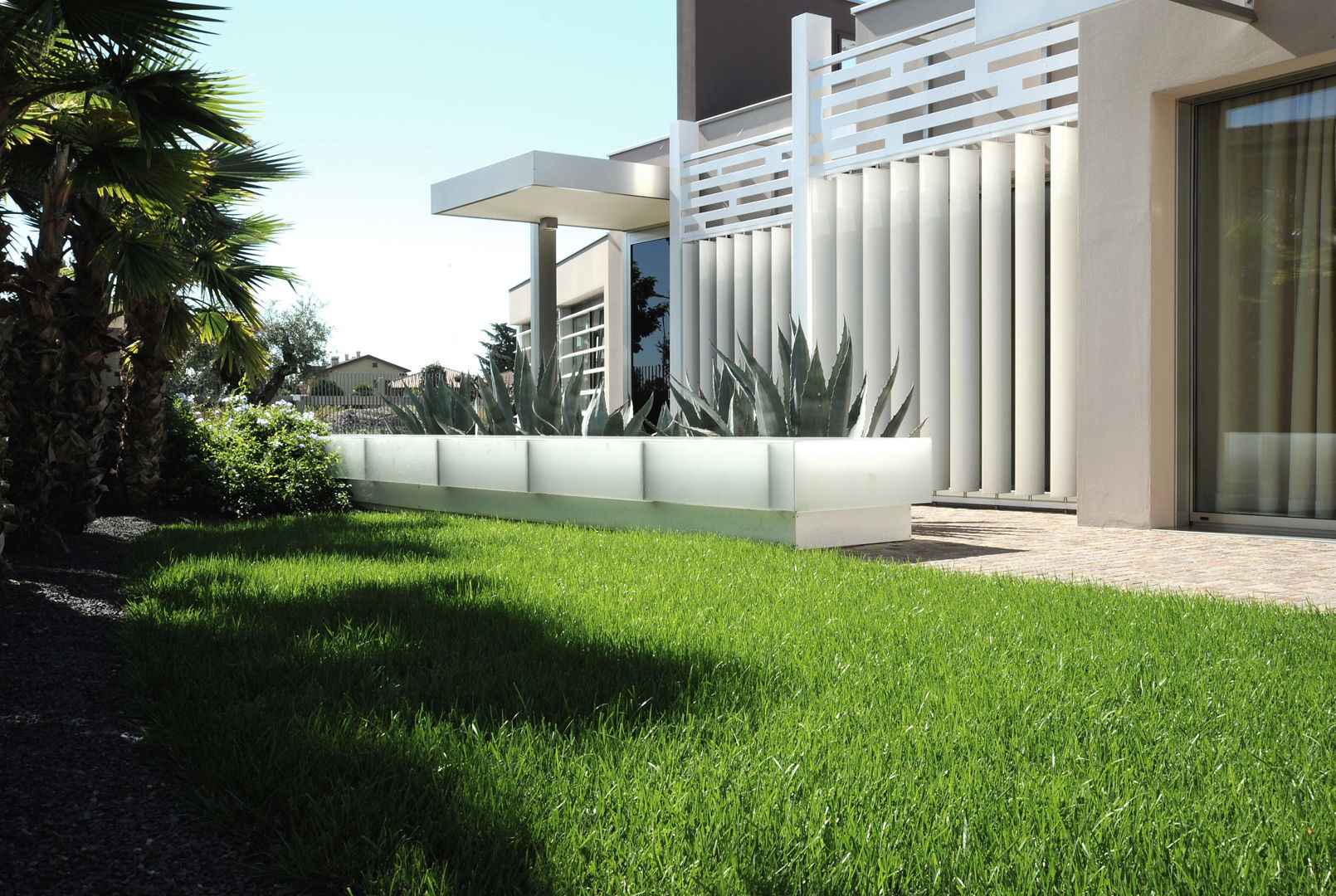 Realizzazione giardino contemporaneo a Desenzano del Garda BS - San Benedetto Group